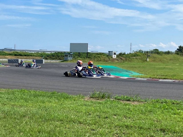 他の選手とカートで競う小野原悠さん